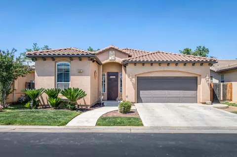 5981 E Via Manzi Dr, Fresno, CA 93727