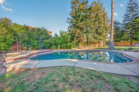 Exterior - 2976 Holly Ave, Clovis, CA 93611 photo 16 of 18