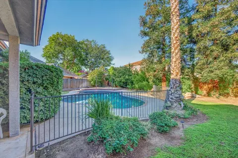 Exterior - 2976 Holly Ave, Clovis, CA 93611 photo 12 of 18