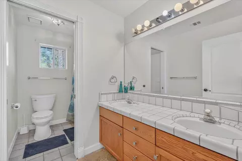 Bath - 2976 Holly Ave, Clovis, CA 93611 photo 2 of 6