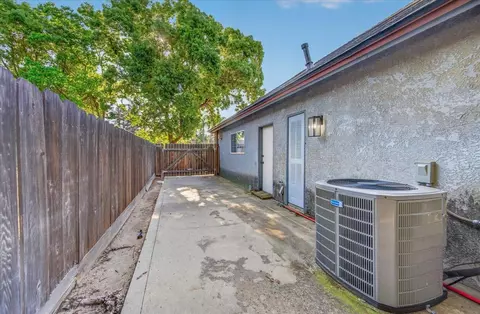 Exterior - 2976 Holly Ave, Clovis, CA 93611 photo 9 of 18