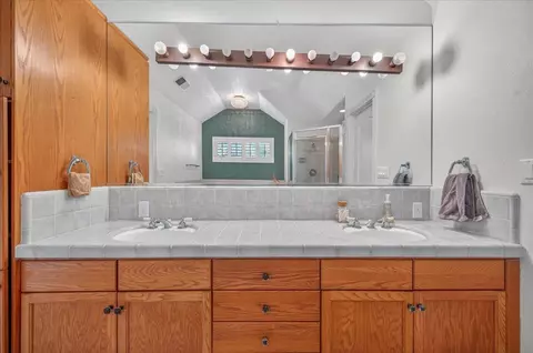 Bath - 2976 Holly Ave, Clovis, CA 93611 photo 6 of 6