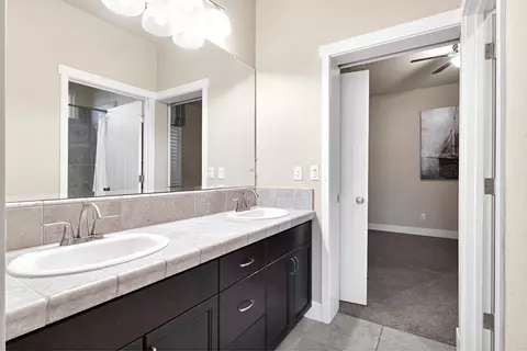 Bath - 3245 Lexington Ave, Clovis, CA 93619 photo 2 of 6