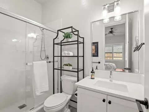 Bath - 384 Sentinel Dr, Madera, CA 93636 photo 3 of 5