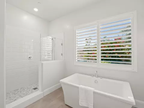 Bath - 384 Sentinel Dr, Madera, CA 93636 photo 5 of 5