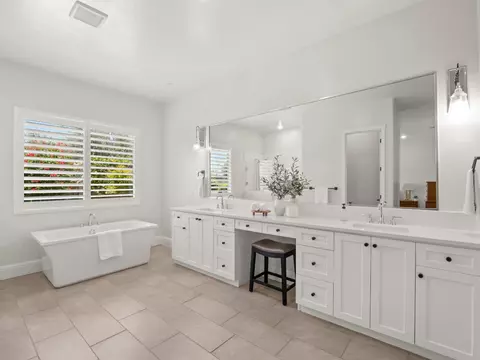 Bath - 384 Sentinel Dr, Madera, CA 93636 photo 4 of 5