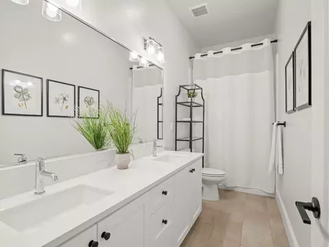 Bath - 384 Sentinel Dr, Madera, CA 93636 photo 1 of 5
