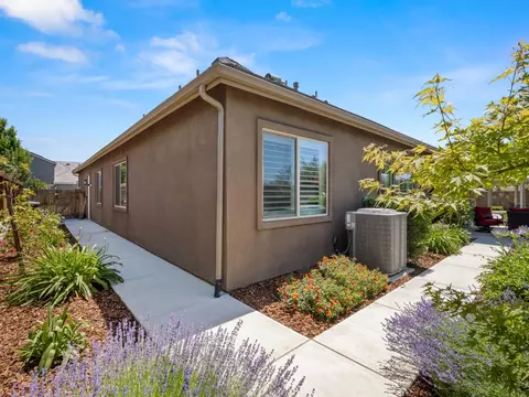 Exterior - 384 Sentinel Dr, Madera, CA 93636 photo 5 of 13