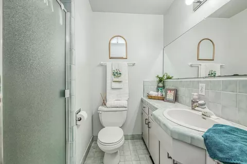 Bath - 5433 E Madison Ave, Fresno, CA 93727 photo 2 of 2