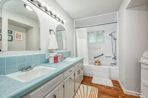 Bath - 5433 E Madison Ave, Fresno, CA 93727 photo 1 of 2