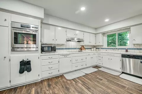 Kitchen - 5433 E Madison Ave, Fresno, CA 93727 photo 1 of 2