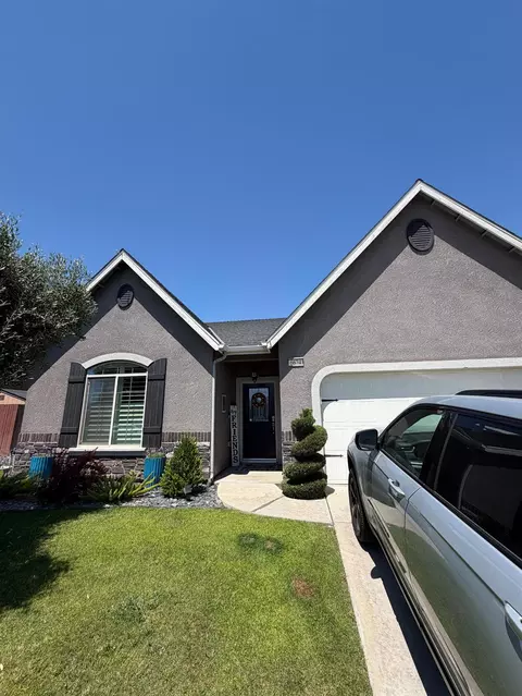 6674 W Hailey Dr, Fresno, CA 93722