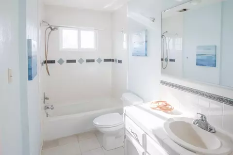 Bath - 9569 E Olive Ave, Sanger, CA 93657 photo 2 of 2
