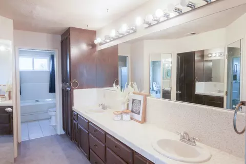 Bath - 9569 E Olive Ave, Sanger, CA 93657 photo 1 of 2