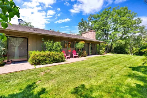 Exterior - 43715 Dinely Dr, Three Rivers, CA 93271 photo 7 of 17