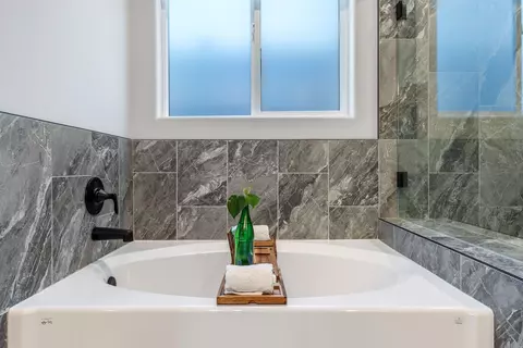 Bath - 1243 Wildflower Dr, Madera, CA 93636 photo 3 of 6