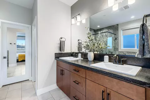 Bath - 1243 Wildflower Dr, Madera, CA 93636 photo 2 of 6