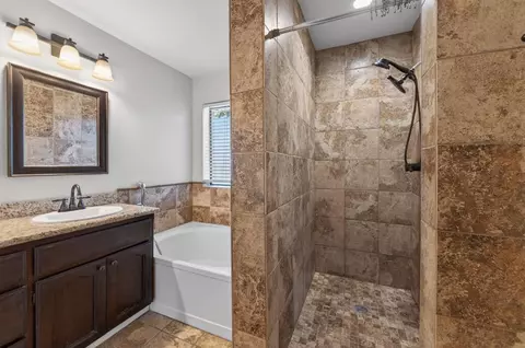 Bath - 2560 Purvis Ave, Clovis, CA 93611 photo 3 of 3