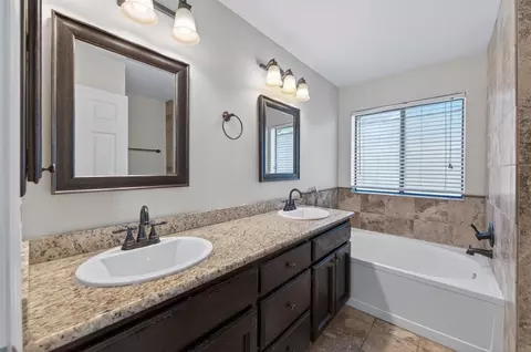 Bath - 2560 Purvis Ave, Clovis, CA 93611 photo 2 of 3