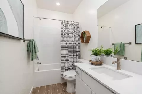 Bath - 6794 E Oslin Ave, Fresno, CA 93727 photo 2 of 2