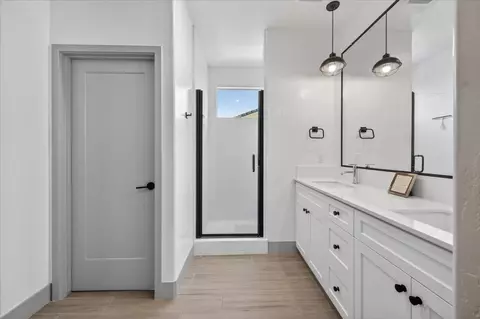 Bath - 2086 N Phillip Ave, Clovis, CA 93619 photo 2 of 4