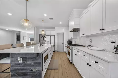 Kitchen - 2086 N Phillip Ave, Clovis, CA 93619 photo 4 of 9