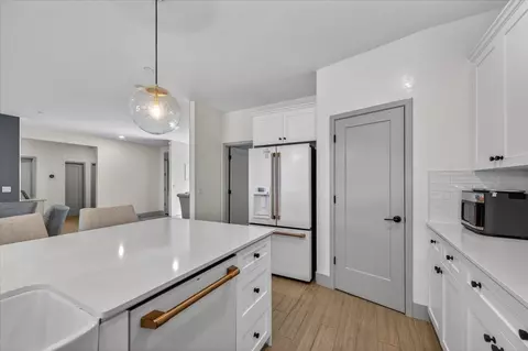 Kitchen - 2086 N Phillip Ave, Clovis, CA 93619 photo 6 of 9