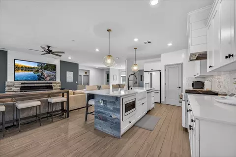 Kitchen - 2086 N Phillip Ave, Clovis, CA 93619 photo 5 of 9