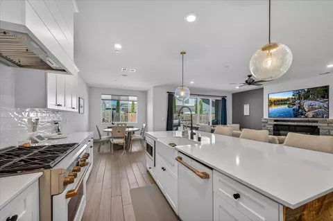 Kitchen - 2086 N Phillip Ave, Clovis, CA 93619 photo 7 of 9