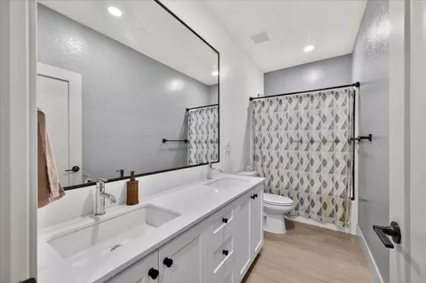 Bath - 2086 N Phillip Ave, Clovis, CA 93619 photo 1 of 4