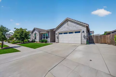 Exterior - 2086 N Phillip Ave, Clovis, CA 93619 photo 2 of 13