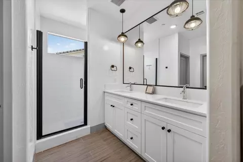 Bath - 2086 N Phillip Ave, Clovis, CA 93619 photo 3 of 4