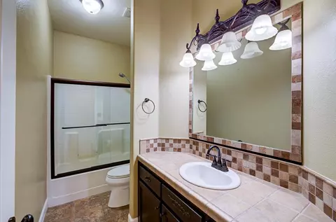 Bath - 170 N Anderson Ave, Clovis, CA 93612 photo 3 of 3