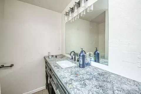 Bath - 2450 Knowles St, Selma, CA 93662 photo 2 of 2