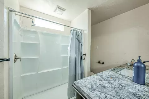 Bath - 2450 Knowles St, Selma, CA 93662 photo 1 of 2