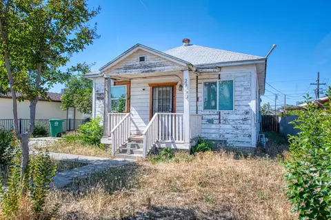 Exterior - 2450 Knowles St, Selma, CA 93662 photo 4 of 7
