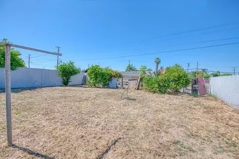 Exterior - 2450 Knowles St, Selma, CA 93662 photo 5 of 7
