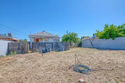 Exterior - 2450 Knowles St, Selma, CA 93662 photo 6 of 7