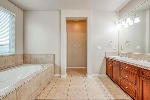 Bath - 11078 Sawtooth Peak Way, Clovis, CA 93619 photo 3 of 3