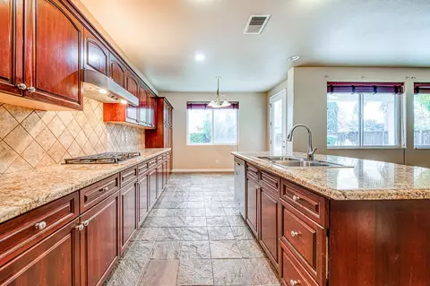 Kitchen - 11078 Sawtooth Peak Way, Clovis, CA 93619 photo 3 of 5