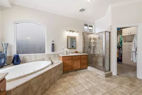 Bath - 4702 N Fallingwater Ln, Clovis, CA 93619 photo 2 of 4