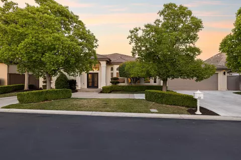 Exterior - 4702 N Fallingwater Ln, Clovis, CA 93619 photo 3 of 11