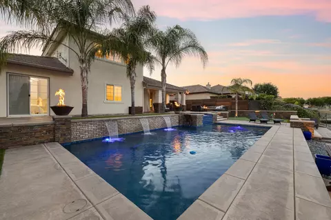 Exterior - 4702 N Fallingwater Ln, Clovis, CA 93619 photo 9 of 11