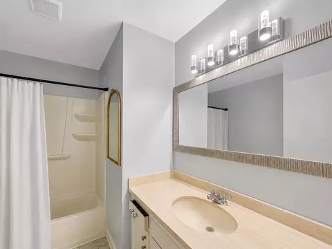 Bath - 945 S 1st St, Kerman, CA 93630 photo 2 of 3