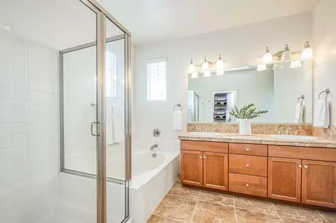 Bath - 3727 Chessa Ln, Clovis, CA 93619 photo 3 of 4