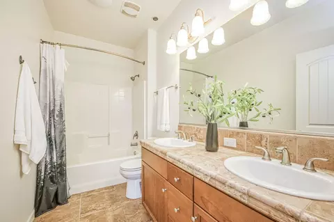 Bath - 3727 Chessa Ln, Clovis, CA 93619 photo 4 of 4