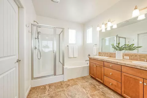 Bath - 3727 Chessa Ln, Clovis, CA 93619 photo 2 of 4