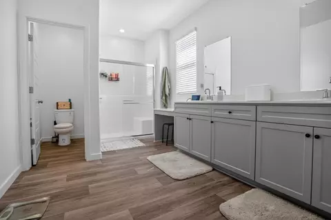 Bath - 4242 Hampton Way, Clovis, CA 93619 photo 5 of 5