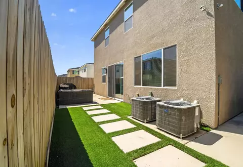 Exterior - 4242 Hampton Way, Clovis, CA 93619 photo 4 of 6