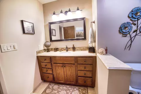 Bath - 409 California Ave, Madera, CA 93637 photo 2 of 5